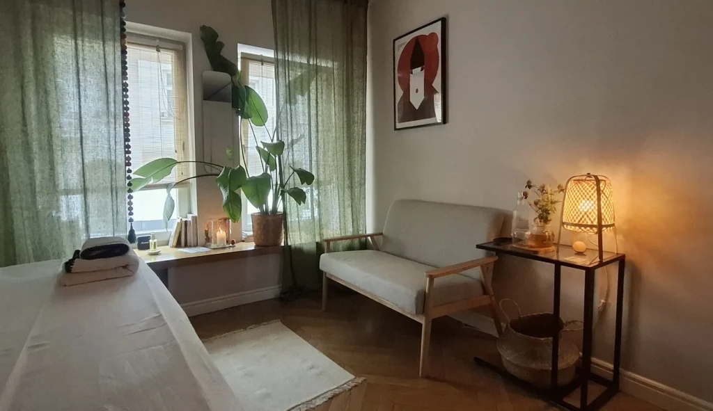Gabinet KOBIDO UP22 w Warszawie — wnętrze, stół do masażu Kobido